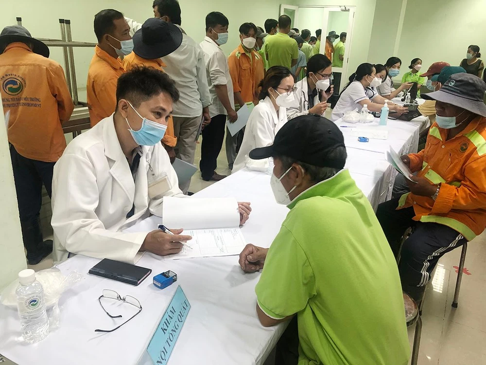 BS đang khám tổng quát cho người lao động. BS đang khám tổng quát cho người lao động.