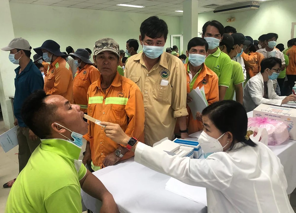 BS đang khám tai – mũi – họng cho người lao động BS đang khám tai – mũi – họng cho người lao động