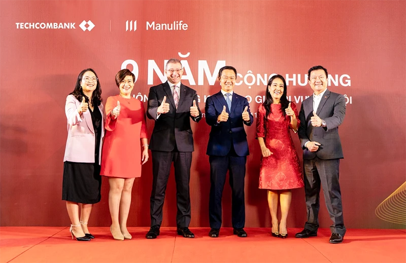 Lãnh đạo cấp cao của Techcombank và Manulife Việt Nam chụp hình nhân dịp kỷ niệm 9 năm hợp tác.
