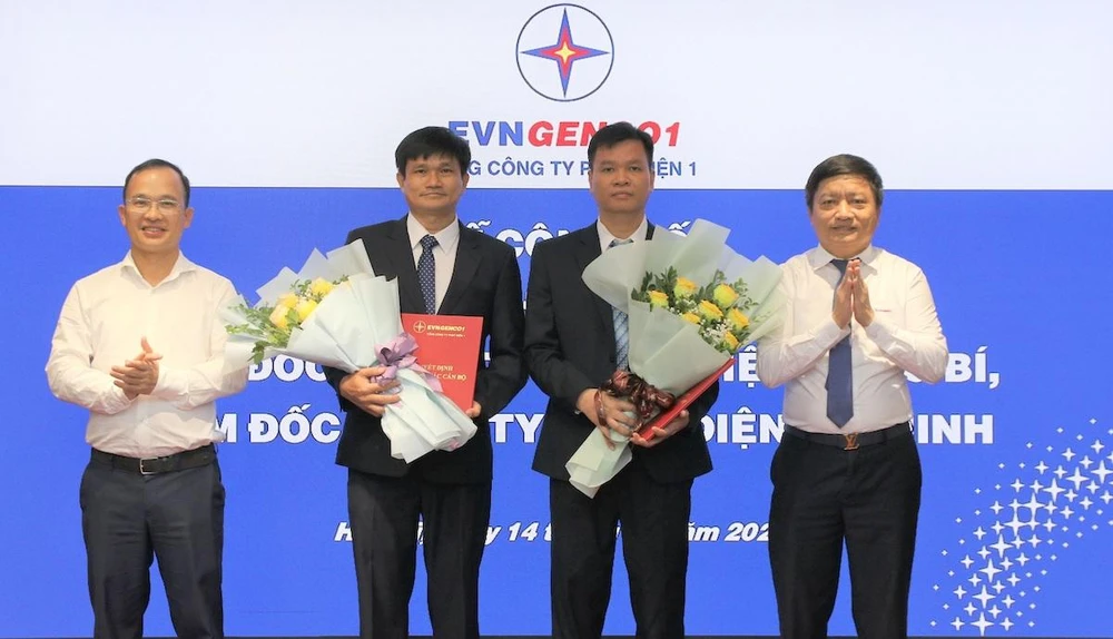 Ông Nguyễn Tiến Khoa (ngoài cùng bên phải), Chủ tịch EVNGENCO1 và ông Nguyễn Hữu Thịnh (ngoài cùng bên trái), Tổng Giám đốc EVNGENCO1 trao quyết định, chúc mừng tân Giám đốc Công ty Thuỷ điện Đại Ninh Nguyễn Hữu Phước (bên trái) và ông Đỗ Trung Kiên, Giám đốc Công ty Nhiệt điện Uông Bí.