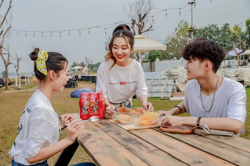 Trà Dr Thanh là thức uống quen thuộc của bạn trẻ để giữ outfit luôn tươi tắn.