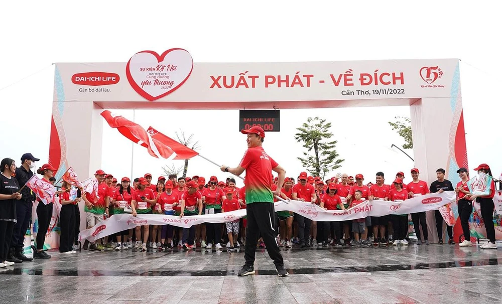 Ông Trần Đình Quân, Chủ tịch kiêm TGĐ Dai-ichi Life Việt Nam phất cờ xuất phát tại sự kiện kết nối “Dai-ichi Life - Cung đường yêu thương 2022” Cần Thơ.