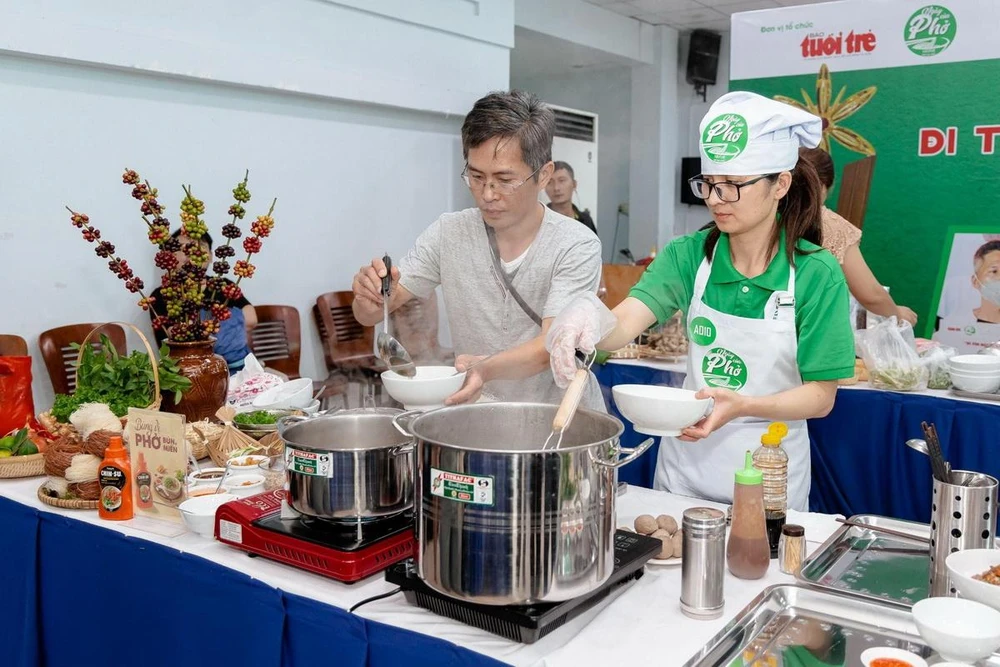 Chị Thảo Nguyên sử dụng tương ớt phở Chin-su trong bài thi của mình.