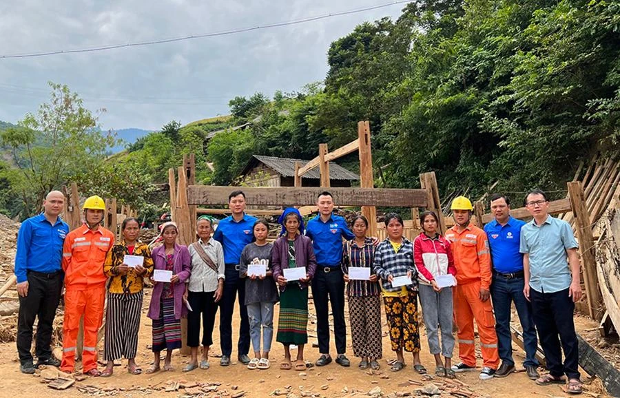 Đoàn Thanh niên EVN thăm hỏi nhân dân huyện Kỳ Sơn, tỉnh Nghệ An sau trận mưa lũ đầu tháng 10-2022. Ảnh: EVN