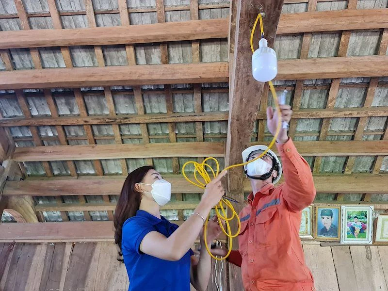 Các đơn vị EVN hỗ trợ sửa chữa, thay mới thiết bị điện cho hộ nghèo, gia đình chính sách. Ảnh: EVN