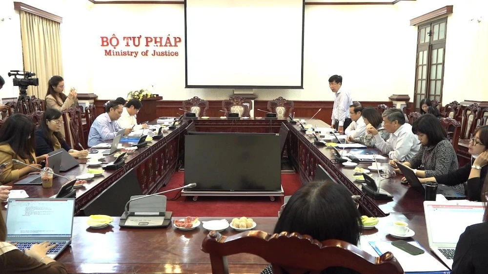 Ông Nguyễn Hồng Ngọc, Phó Vụ trưởng Vụ Xã hội, Văn phòng Quốc hội phát biểu tại hội thảo “Tháo gỡ quan ngại để quản lý thuốc lá thế hệ mới” vừa diễn ra tại Hà Nội. Ông Nguyễn Hồng Ngọc, Phó Vụ trưởng Vụ Xã hội, Văn phòng Quốc hội phát biểu tại hội thảo “Tháo gỡ quan ngại để quản lý thuốc lá thế hệ mới” vừa diễn ra tại Hà Nội.