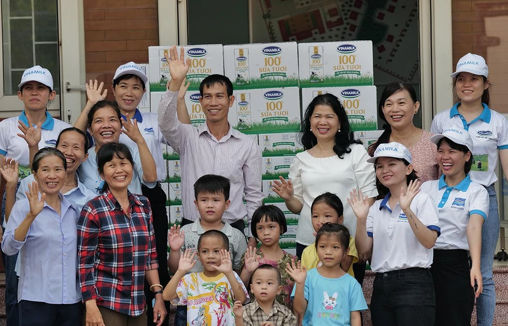 Nhân viên Vinamilk tại Bình Định cùng tới thăm các em nhỏ tại Trung tâm BTXH tỉnh trong chương trình Quỹ sữa Vươn cao Việt Nam năm 2022