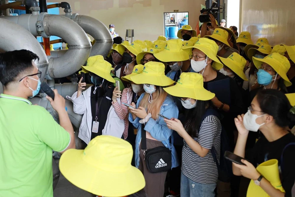 SV đang tham quan thực tế Nhà máy xử lý nước rỉ rác trong Khu Liên hợp Xử lý chất thải Đa Phước