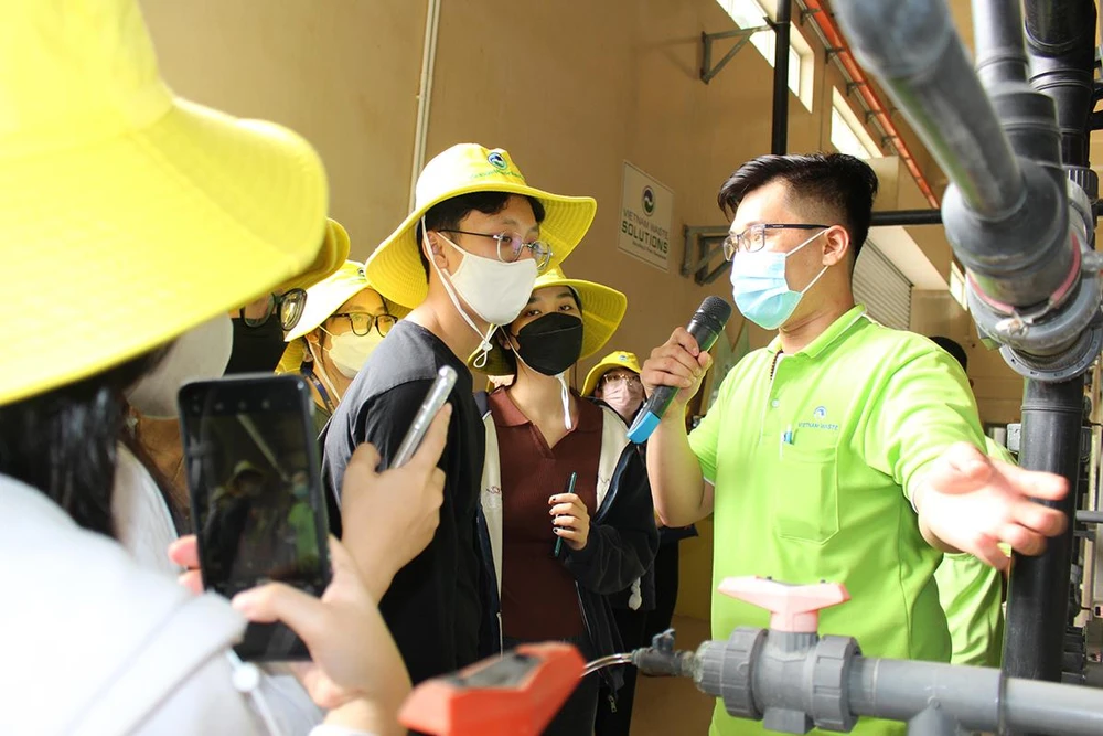 SV đang tham quan thực tế Nhà máy xử lý nước rỉ rác trong Khu Liên hợp Xử lý chất thải Đa Phước