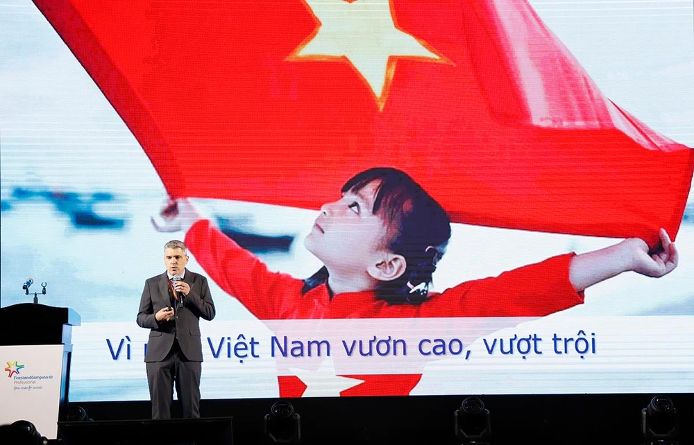 Ông Richard Kiger, Tổng Giám đốc FrieslandCampina Việt Nam trình bày về hành trình di sản ngành sữa 150 năm của Tập đoàn. Ông Richard Kiger, Tổng Giám đốc FrieslandCampina Việt Nam trình bày về hành trình di sản ngành sữa 150 năm của Tập đoàn.