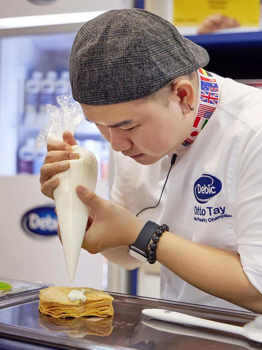 Chef Otto Tay, quán quân cuộc thi World Pastry Cup 2019, trình diễn nghệ thuật làm bánh tại Lễ giới thiệu, sử dụng chính các dòng sản phẩm cao cấp mang thương hiệu Debic. Chef Otto Tay, quán quân cuộc thi World Pastry Cup 2019, trình diễn nghệ thuật làm bánh tại Lễ giới thiệu, sử dụng chính các dòng sản phẩm cao cấp mang thương hiệu Debic.