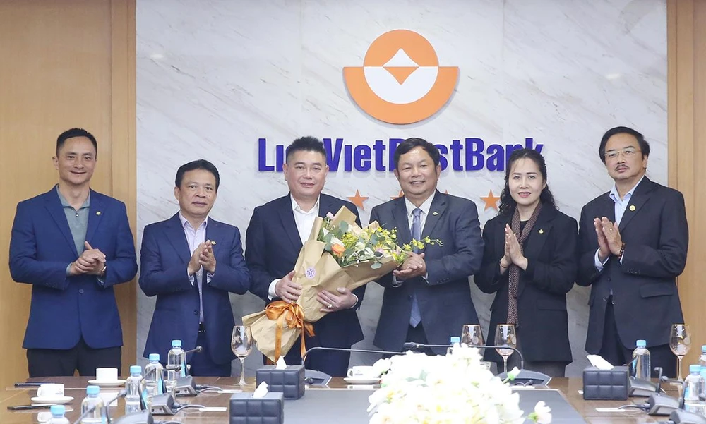 Ông Nguyễn Đức Thụy (người cầm hoa) chính thức làm Chủ tịch HĐQT LienVietPostBank kể từ ngày 9-12-2022. Ông Nguyễn Đức Thụy (người cầm hoa) chính thức làm Chủ tịch HĐQT LienVietPostBank kể từ ngày 9-12-2022.