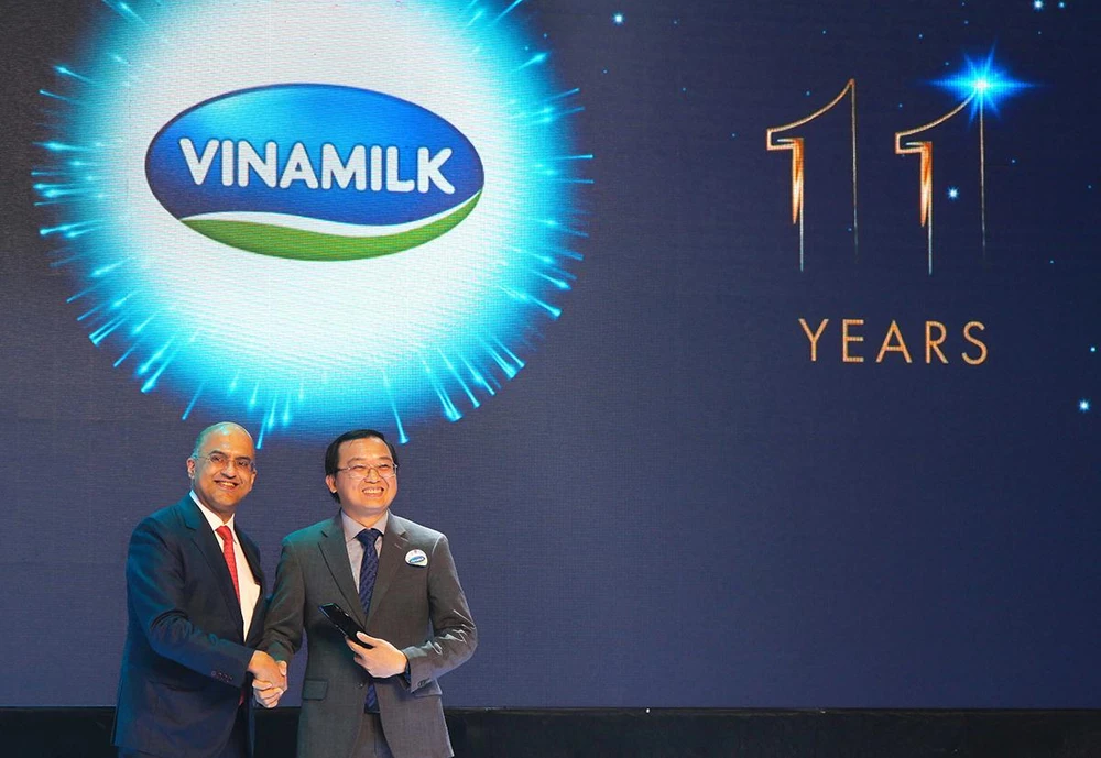 Ông Murli Maiya, Giám đốc Điều hành khối dịch vụ tài chính khu vực Châu Á – Thái Bình Dương của J.P. Morgan chúc mừng Vinamilk với kết quả nổi bật 11 năm liền trong Top 50.