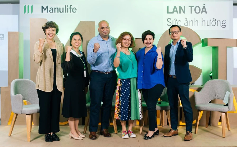 Đội ngũ lãnh đạo cấp cao của Manulife Việt Nam tại triển lãm thuộc chương trình “Lan tỏa sức ảnh hưởng”