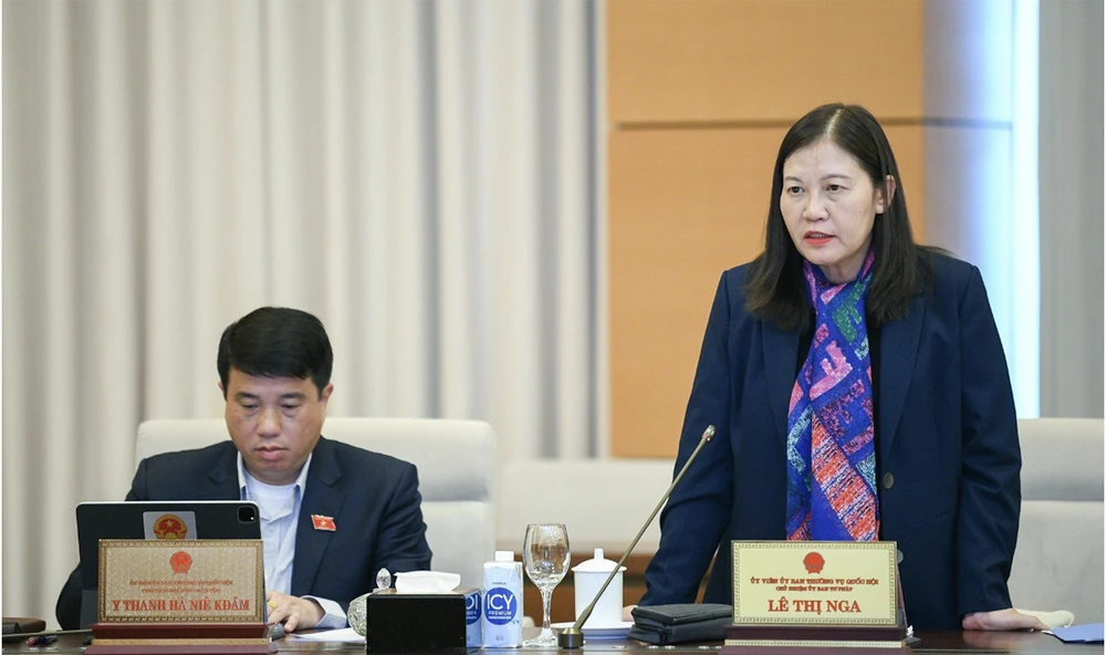 Bà Lê Thị Nga, Chủ nhiệm Ủy ban Tư pháp của Quốc hội: Cần giải pháp quyết liệt hơn nữa, trong đó có thể cấm học sinh hút thuốc lá điện tử.