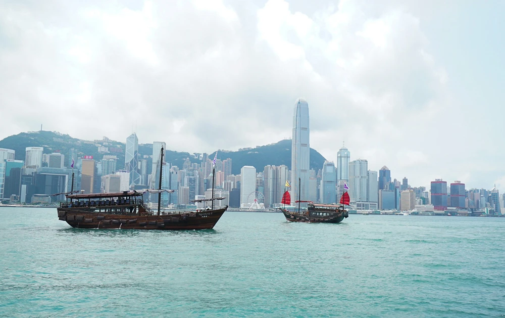Hồng Kông nhìn từ dòng sông.