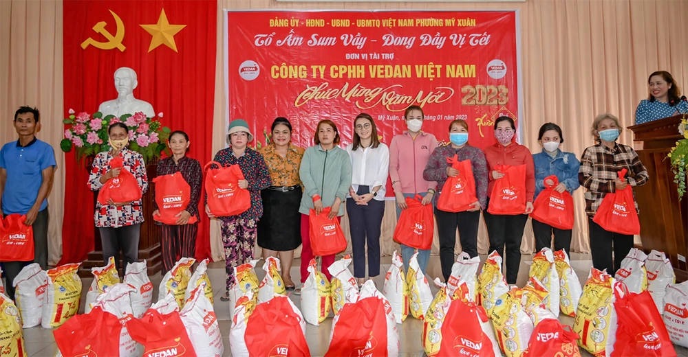 Bà Yang Nai Hsuan - Trợ lý đặc biệt Văn phòng TGĐ Vedan Việt Nam (áo trắng) trao các phần quà Tết cho người dân tại Mỹ Xuân (BR-VT)