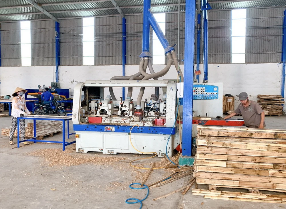 Một góc xưởng sản xuất của Công ty TNHH XNK Gỗ Hùng Dũng HD