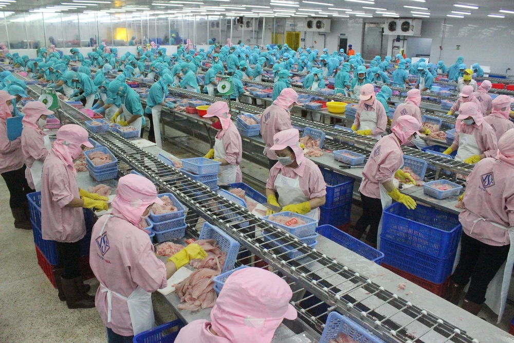 Người lao động đang chế biến thủy hải sản xuất khẩu