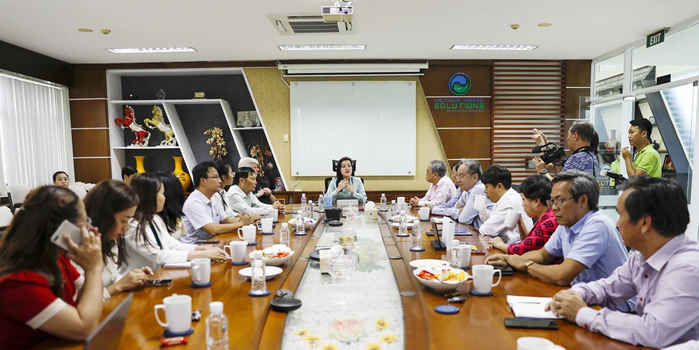 Bà Huỳnh Lan Phương trao đổi thông tin với Hiệp hội Doanh nghiệp TP.HCM.