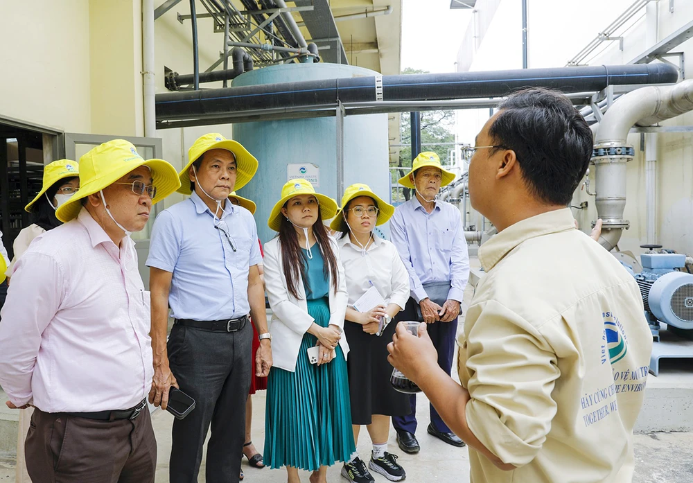 Đoàn Hiệp hội Doanh nghiệp TP.HCM tham quan dây chuyền xử lý nước rỉ rác.