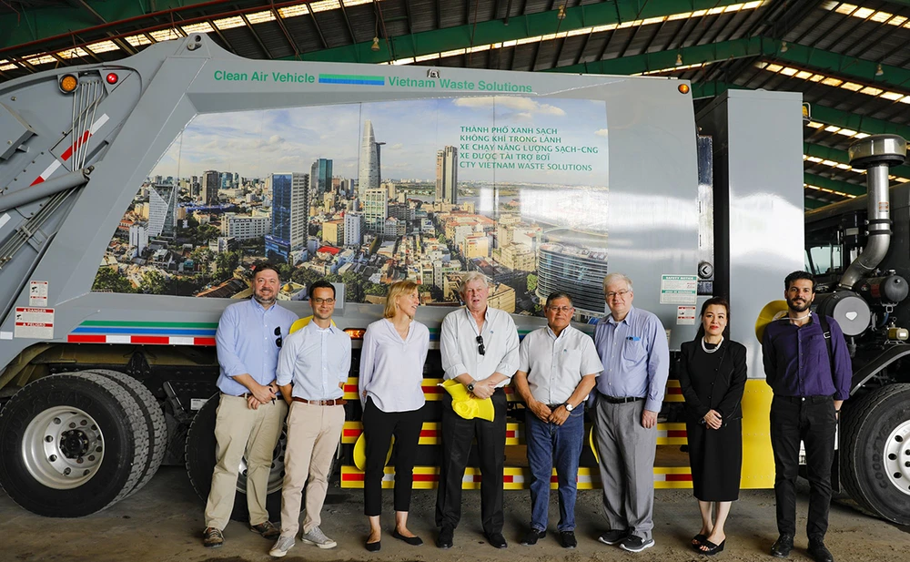 Chụp hình lưu niệm tại Khu Liên hợp Xử lý chất thải Đa Phước.