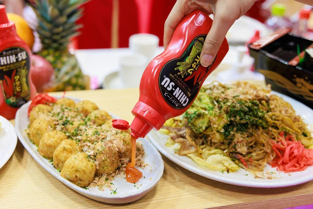 Sự kết hợp của 2 kiểu cay trứ danh giúp tương ớt Chin-su Wasabi làm bùng vị mọi món ăn.