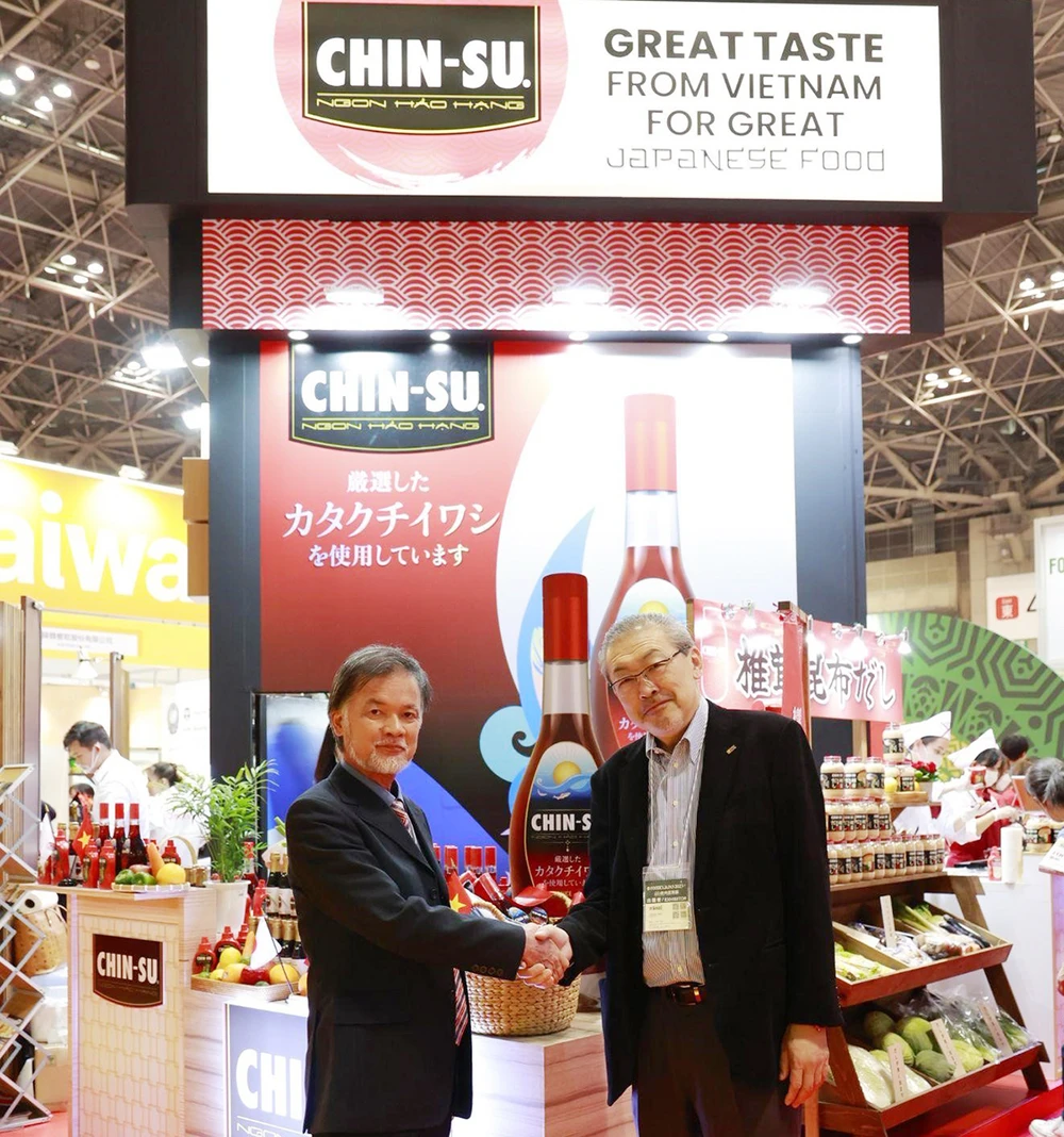 Ông Phạm Hồng Sơn (trái) và ông Jorgre Imai - Chủ tịch Công ty Imai Limited, Nhật Bản bắt tay hợp tác kinh doanh.