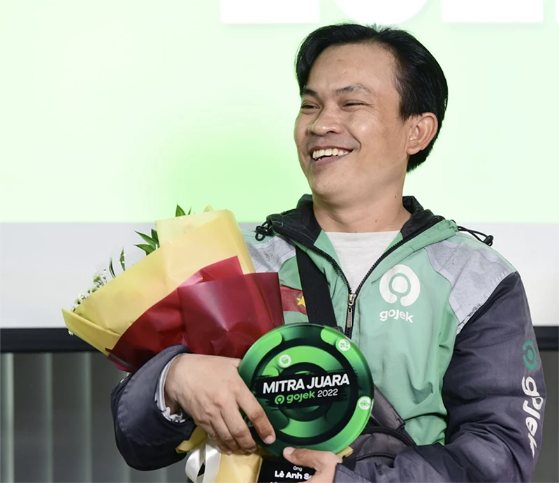 Bác tài Lê Anh Sơn không giấu được niềm vui khi nhận giải thưởng "Đối tác xuất sắc" từ Gojek.