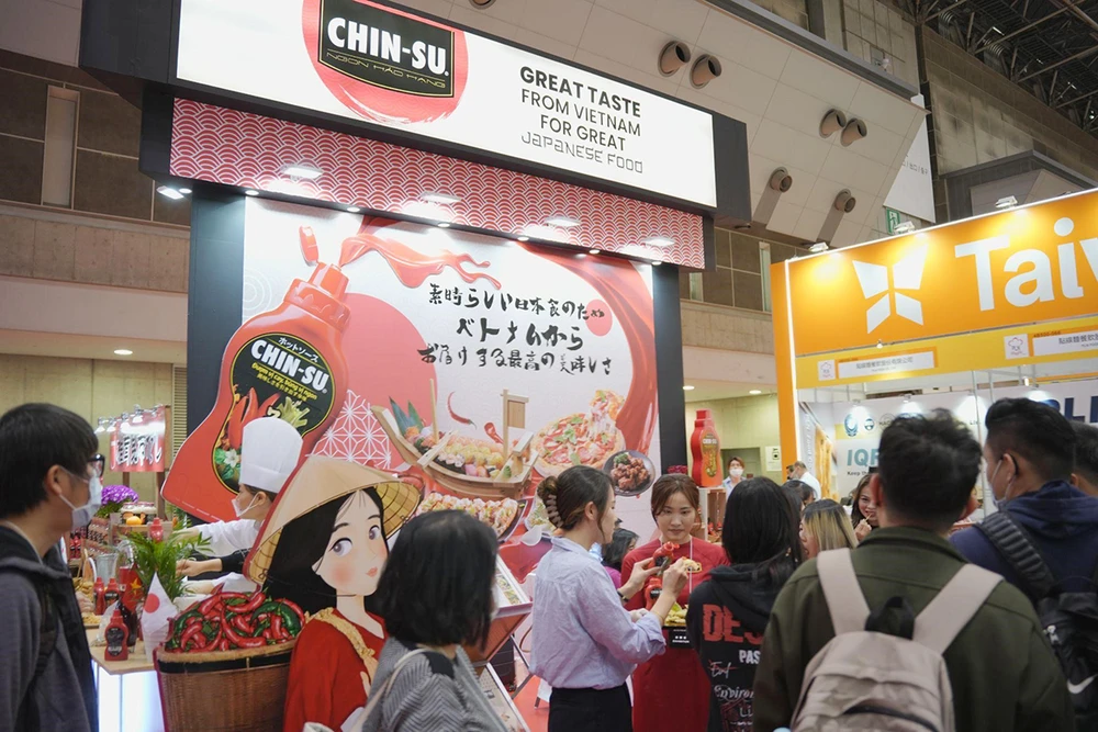 Gian hàng của tương ớt Chin-su thu hút đông đảo người dùng đến tham quan, trải nghiệm.