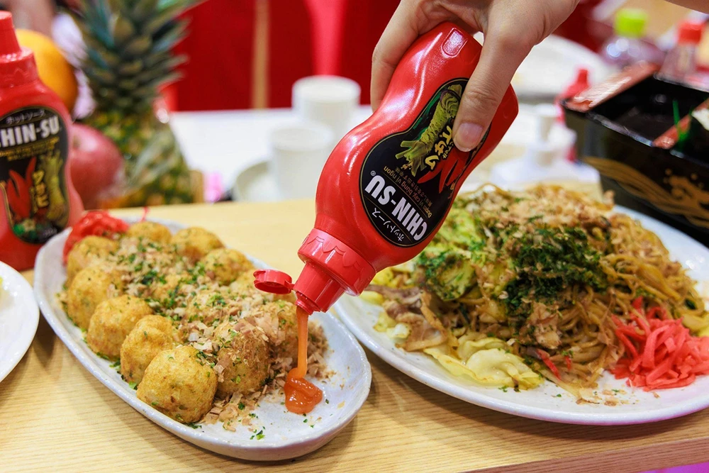 Người Nhật xuýt xoa trước hương vị của tương ớt Chin-su.