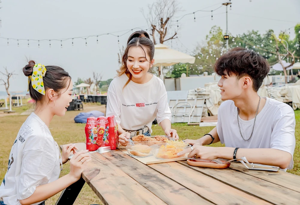 Hòa mình vào thiên nhiên và tận hưởng những chai Trà Dr Thanh trong những chuyến camping là cách người trẻ thanh nhiệt, giữ cho cơ thể luôn tươi mát mỗi ngày.