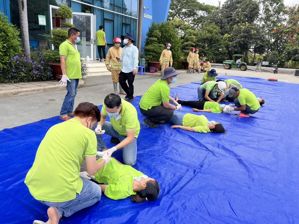 Xử lý sơ cứu ban đầu cho các nạn nhân.