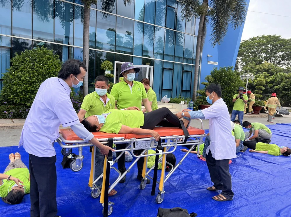 Di chuyển nạn nhân (giả định) lên xe cấp cứu chuyển lên BV tuyến trên.