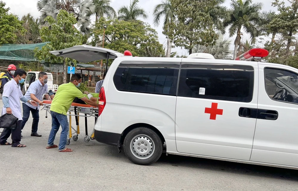 Di chuyển nạn nhân (giả định) lên xe cấp cứu chuyển lên BV tuyến trên.