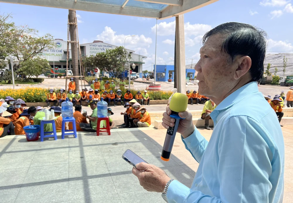 Ông Dương Văn Cường, Giám đốc Hành chánh VWS đang thuyết phục người lao động trở lại làm việc sau khi làm việc với lãnh đạo Ban Quản lý các Khu liên hiệp xử lý chất thải TP (MBS).
