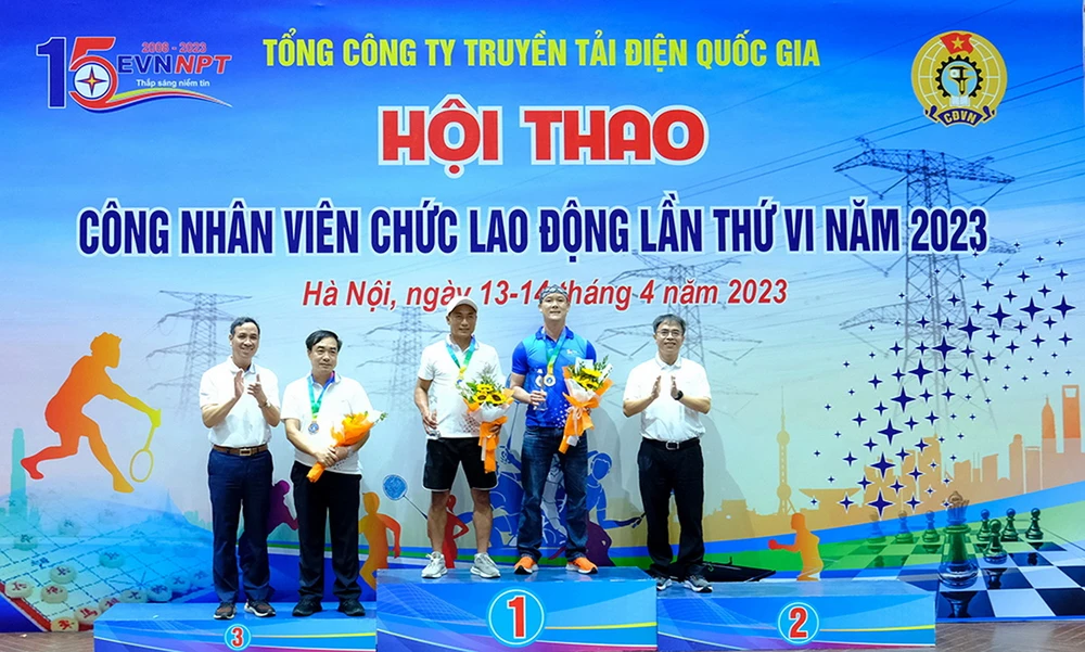 Ban tổ chức trao giải cho các đội thi và vận động viên.