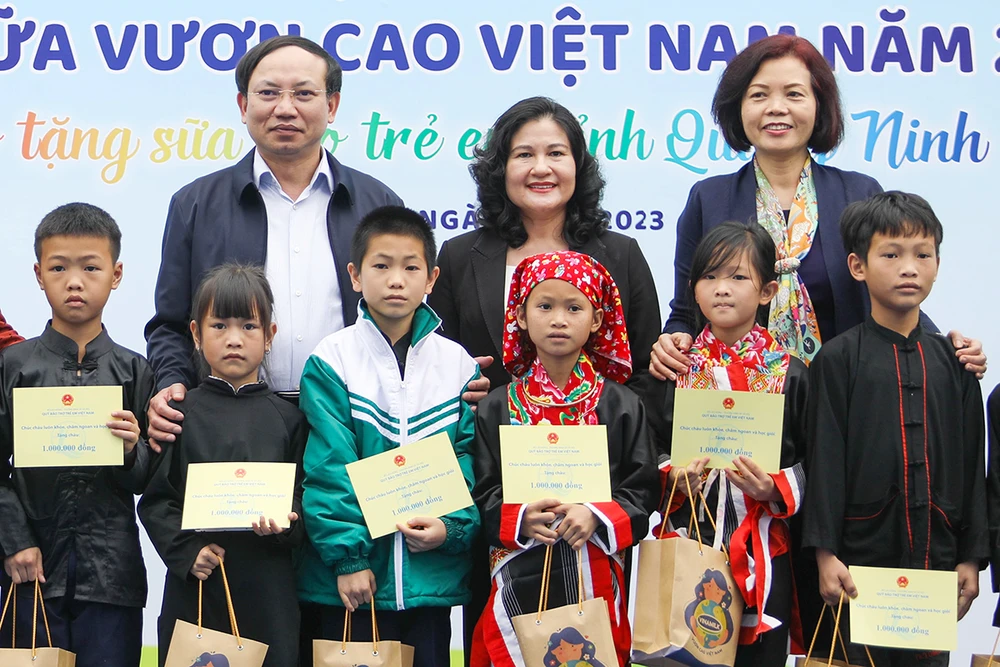 Nhân dịp này, Quỹ Bảo trợ Trẻ em Việt Nam đã trao tặng 100 suất học bổng cho các em học sinh có hoàn cảnh khó khăn đã vượt khó vươn lên trong học tập.