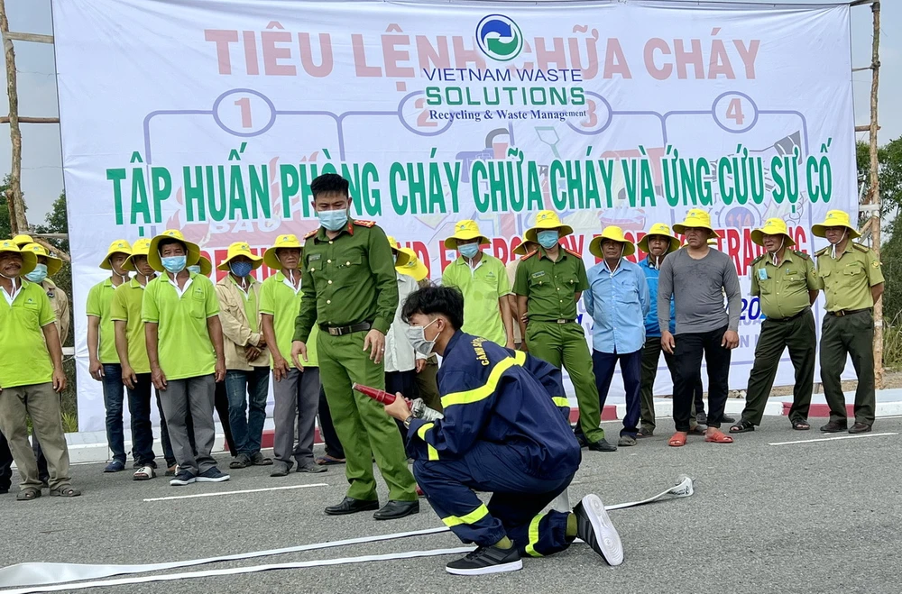 Hướng dẫn kỹ thuật triển khai vòi phun ở tư thế quỳ gối.