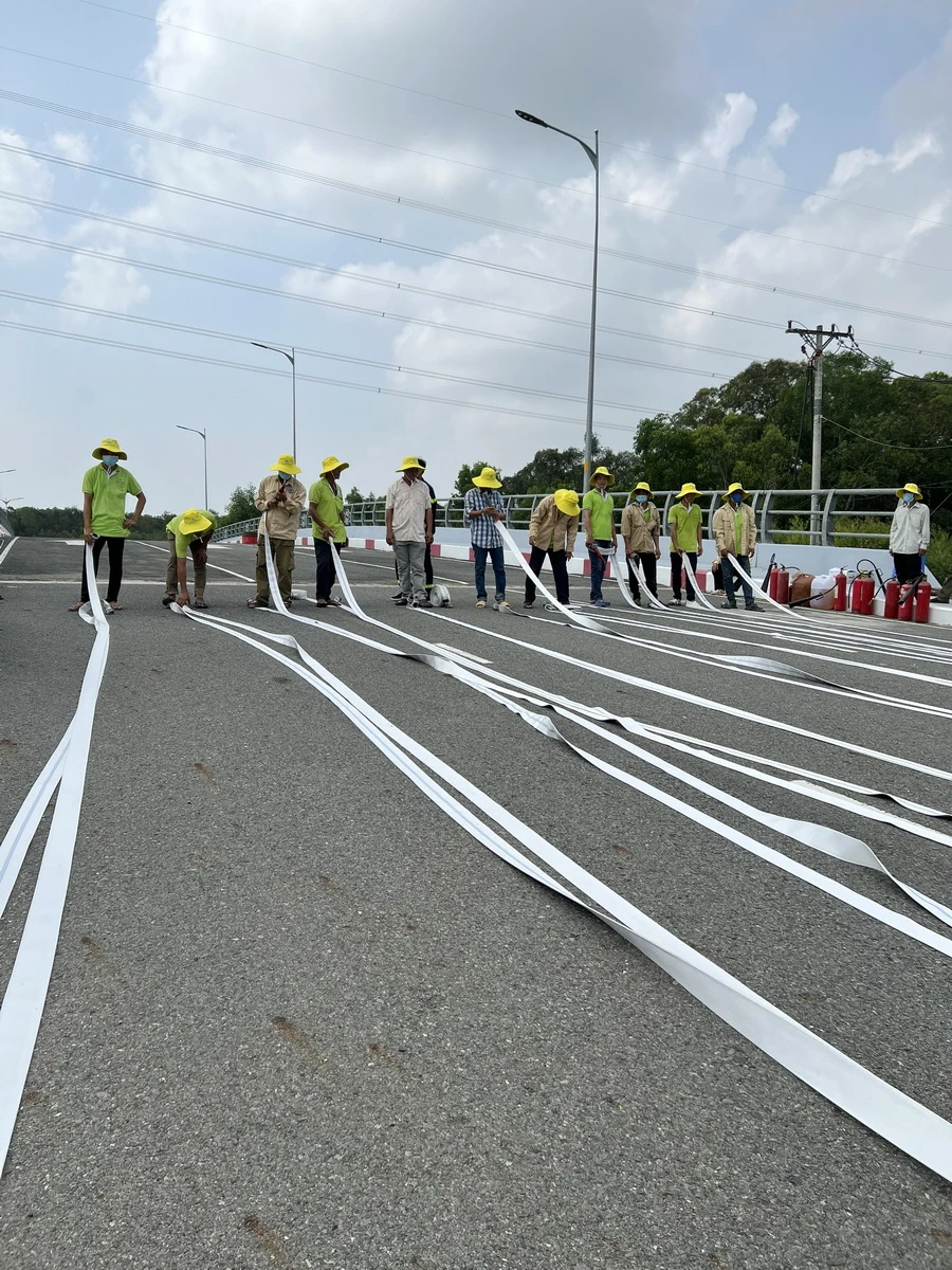 Thực hành kỹ năng lăn ống cho phương án phun nước dập lửa.