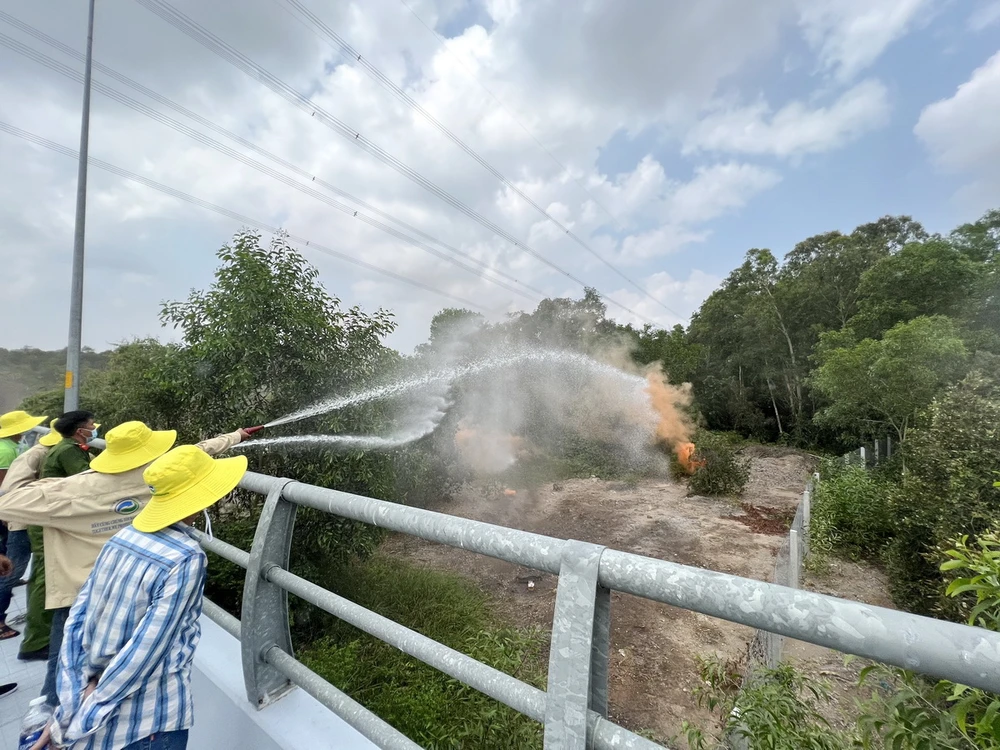 Diễn tập phun nước dập lửa bằng vòi phun nước áp lực cao.