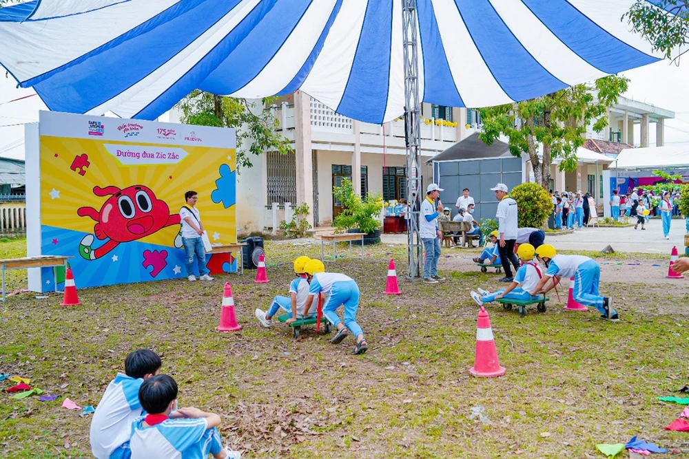 Kiến thức ATGT lồng ghép trong các hoạt động sôi nổi giúp học sinh tiếp thu nhanh và nhớ lâu hơn. Kiến thức ATGT lồng ghép trong các hoạt động sôi nổi giúp học sinh tiếp thu nhanh và nhớ lâu hơn.