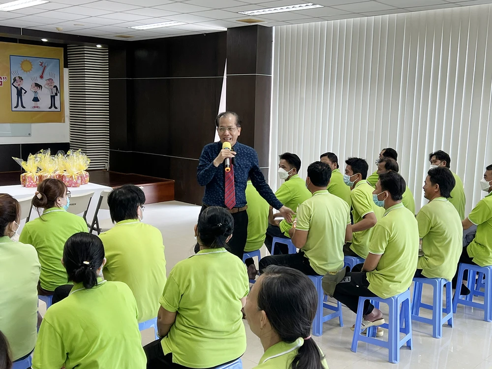 TS. BS Lê Văn Nhân tặng quà cho người lao động khi trả lời đúng các câu hỏi. TS. BS Lê Văn Nhân tặng quà cho người lao động khi trả lời đúng các câu hỏi.