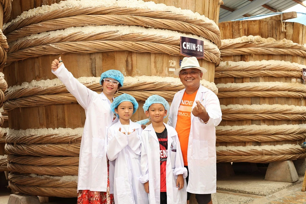 Chị Đạo Thị Như Lan (Tiền Giang) hào hứng chia sẻ: “Lần đầu tiên tới tham quan nhà thùng nước mắm tôi cảm thấy vô cùng ấn tượng vì ở đây có rất nhiều thùng ủ chượp, thùng nào cũng rất lớn. Ngay khi vừa bước vào, tôi cảm thấy không gian nhà thùng rất thoáng mát, sạch sẽ. Đặc biệt tôi có thể ngửi được mùi nước mắm thoang thoảng nhưng khá thoải mái”. Chị Đạo Thị Như Lan (Tiền Giang) hào hứng chia sẻ: “Lần đầu tiên tới tham quan nhà thùng nước mắm tôi cảm thấy vô cùng ấn tượng vì ở đây có rất nhiều thùng ủ chượp, thùng nào cũng rất lớn. Ngay khi vừa bước vào, tôi cảm thấy không gian nhà thùng rất thoáng mát, sạch sẽ. Đặc biệt tôi có thể ngửi được mùi nước mắm thoang thoảng nhưng khá thoải mái”.