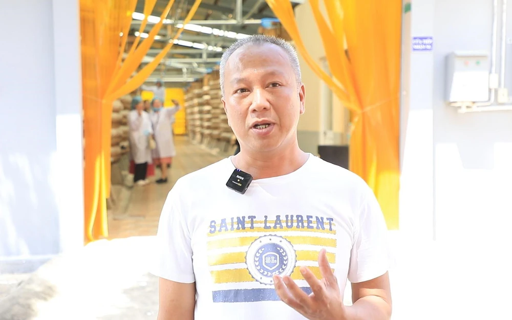 Anh Ngô Trọng Duy (Gia Lai) bày tỏ sự phấn khích khi lần đầu tiên được mục sở thị nhà thùng nước mắm: “Được tham quan trực tiếp nhà thùng Masan, tìm hiểu quá trình sản xuất nước mắm, tôi thấy bất ngờ bởi quy mô lớn và quy trình chế biến vô cùng đảm bảo ở đây. Đặc biệt, Masan còn áp dụng một số tiêu chuẩn quốc tế song song với phương pháp truyền thống trong cách ủ chượp, khiến cho tôi là một nhà phân phối cảm thấy an tâm với các sản phẩm của Masan”. Anh Ngô Trọng Duy (Gia Lai) bày tỏ sự phấn khích khi lần đầu tiên được mục sở thị nhà thùng nước mắm: “Được tham quan trực tiếp nhà thùng Masan, tìm hiểu quá trình sản xuất nước mắm, tôi thấy bất ngờ bởi quy mô lớn và quy trình chế biến vô cùng đảm bảo ở đây. Đặc biệt, Masan còn áp dụng một số tiêu chuẩn quốc tế song song với phương pháp truyền thống trong cách ủ chượp, khiến cho tôi là một nhà phân phối cảm thấy an tâm với các sản phẩm của Masan”.