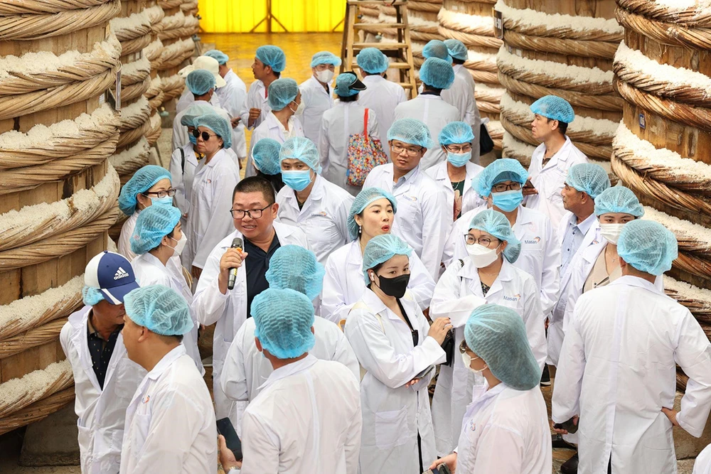 Nhiều khách hàng ngạc nhiên khi lần đầu được thấy, được nghe, được thử từng giọt nước mắm trong các thùng ủ chượp tại nhà thùng với quy mô khủng có tổng diện tích khoảng 22.000 m2, gần 500 thùng gỗ với sức chứa khoảng 10.000 tấn cá tại Phú Quốc.