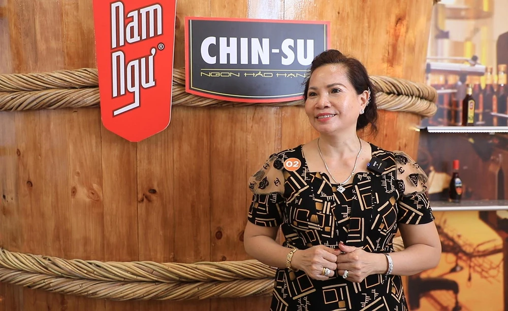 Chị Nguyễn Thị Kim Loan đến từ Đồng Nai, chia sẻ: “Đây là lần đầu tiên tôi được đến tham quan nhà thùng và thực sự choáng ngợp khi chứng kiến quy mô ngoài sức tưởng tượng. Tôi cũng đã thử nước cốt mắm ngay tại chỗ, cảm giác rất tuyệt vời. Quy trình sản xuất an toàn, đảm bảo vệ sinh khiến tôi hoàn toàn an tâm với chất lượng sản phẩm”.
