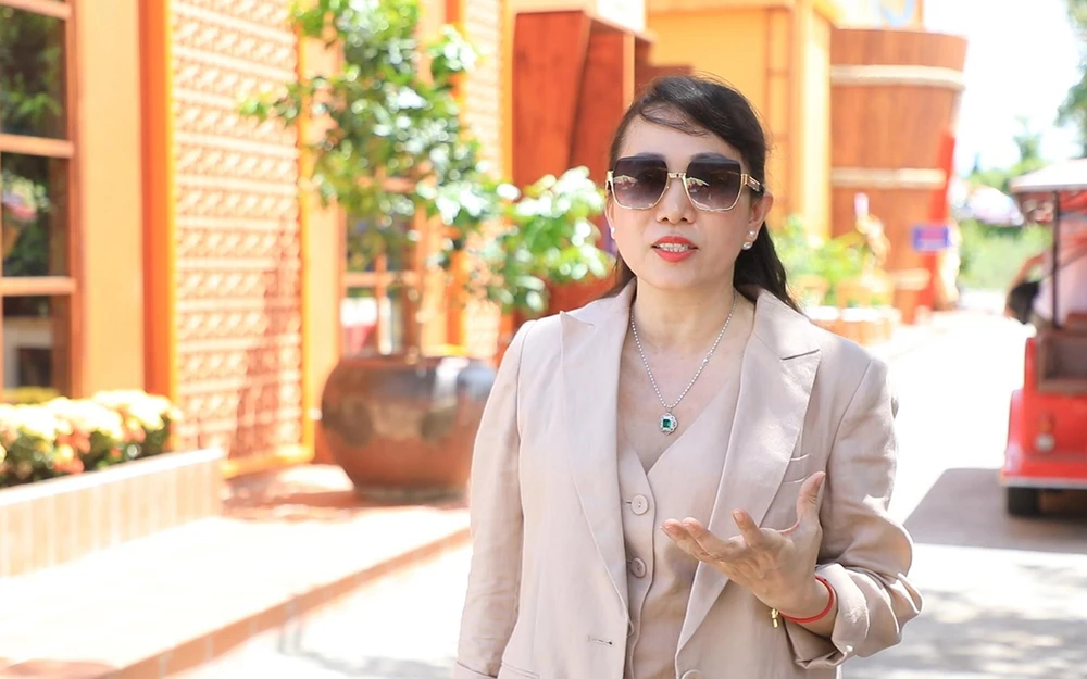 Chị Đỗ Mai Phương (Hà Nội) cho biết: “Tôi đặc biệt ấn tượng với quy trình sản xuất nước mắm tại nhà thùng. Các khâu sản xuất theo quy chuẩn, nghiêm ngặt chặt chẽ từ chọn nguyên liệu, đến ủ chượp và đóng chai để cho ra thành phẩm. Hôm nay mới được tận mắt chứng kiến câu chuyện về hành trình chai nước mắm, rất tuyệt vời và thú vị”.