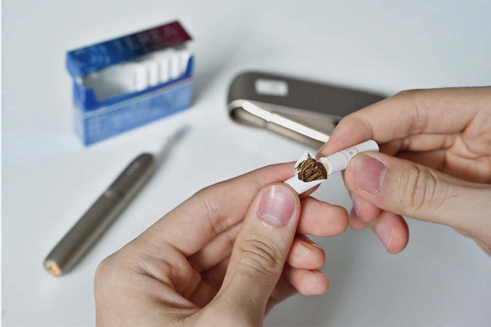 Bằng mắt thường, dễ thấy nguyên liệu lá của cây thuốc lá tự nhiên có bên trong sản phẩm thuốc lá làm nóng.