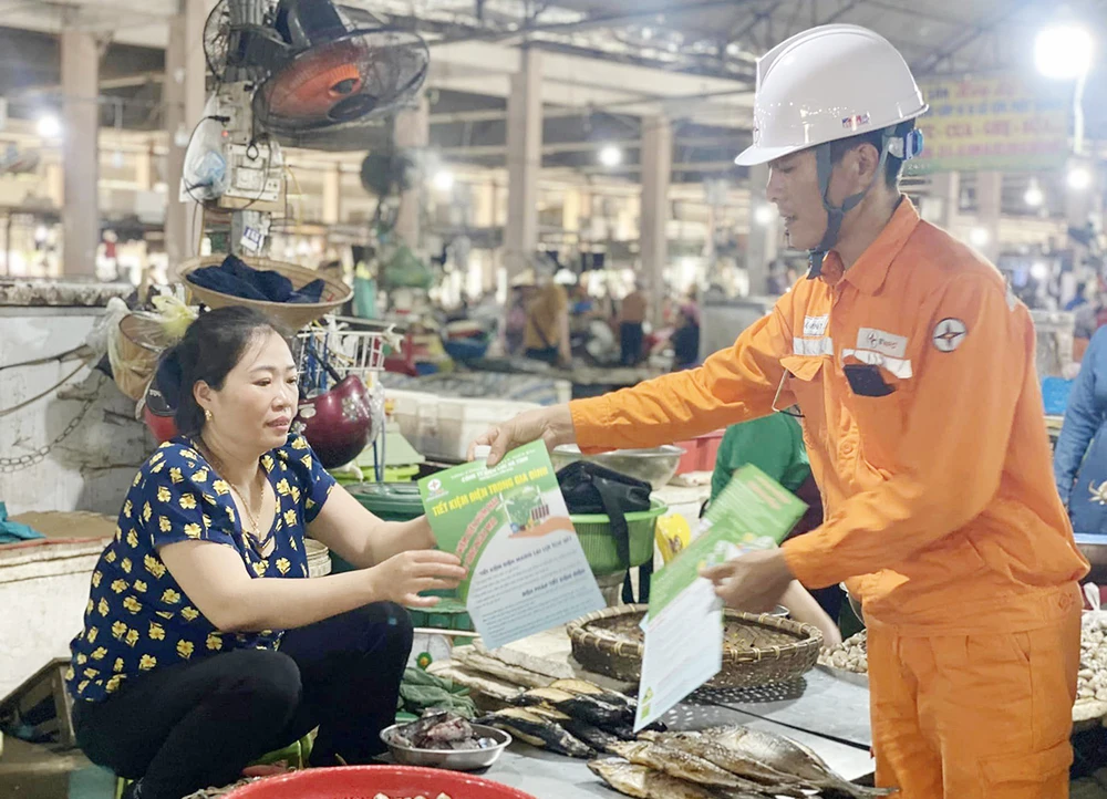 Tăng cường tuyên truyền tiết kiệm điện đến người dân. Ảnh: EVN Tăng cường tuyên truyền tiết kiệm điện đến người dân. Ảnh: EVN